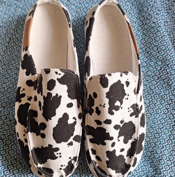 Women's Black and White Cow Print Slip-On Shoes Size 7.5 - Picture 2 of 4